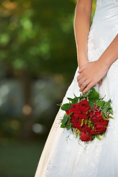 Csokor Részlet Egy Menyasszony Kezében Egy Csokor Vörös Rózsa — Stock Fotó