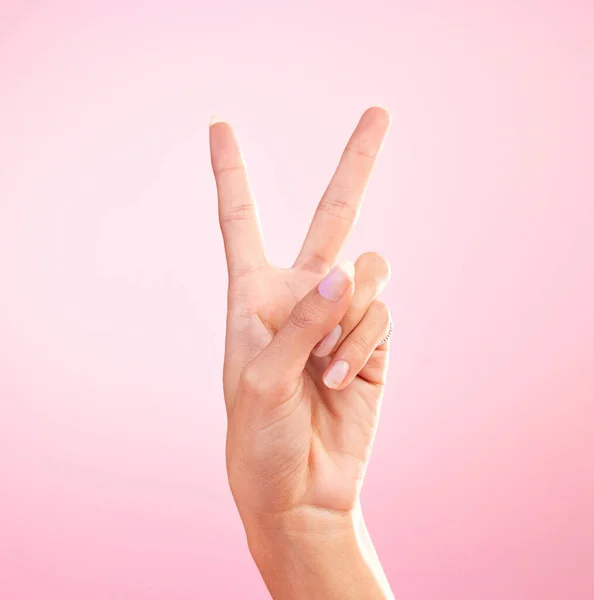 Mujer Manos Signo Paz Emoji Símbolo Libertad Sobre Fondo Estudio —  Fotos de Stock
