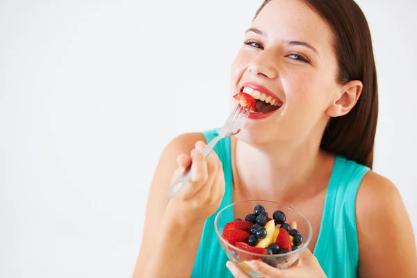 Fruitsalade Mijn Favoriet Portret Van Een Gelukkige Jonge Vrouw Die — Stockfoto