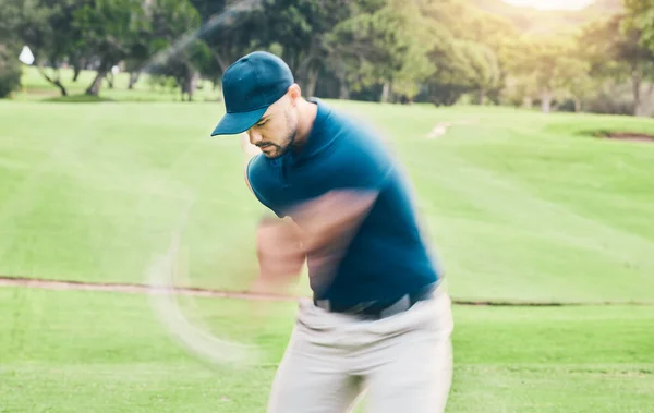 高尔夫 运动模糊和业余爱好与体育男子摆动俱乐部在一个领域或课程上的娱乐和乐趣 夏天与一名男子高尔夫球手在草地上打高尔夫和训练 — 图库照片