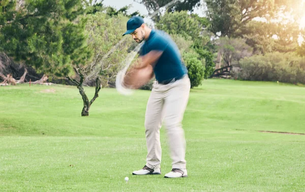 高尔夫 中风和运动模糊了与体育男子摆动俱乐部在一个领域或过程中的娱乐和乐趣 夏天与一名男子高尔夫球手在草地上打高尔夫和训练 — 图库照片