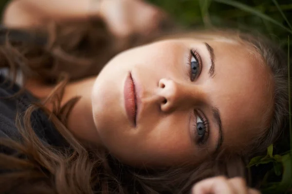 Czuła Trawę Między Palcami Portret Pięknej Kobiety Leżącej Trawie — Zdjęcie stockowe