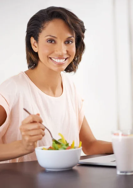 More Feeling Guilty Good Meal Portrait Young Woman Enjoying Salad — Stock Photo, Image