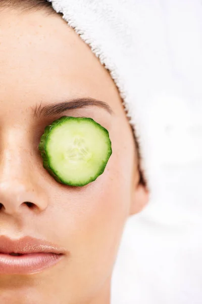 Taking Time Rejuvenate Closeup Shot Young Woman Cucumber Slices Her — Stock Photo, Image