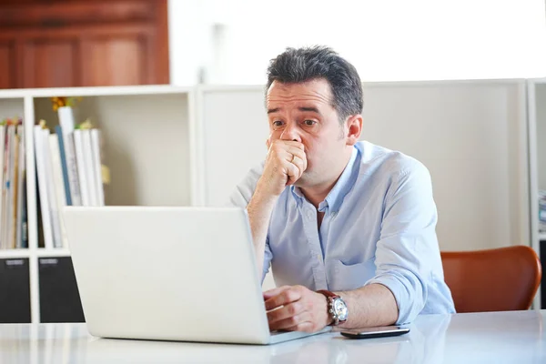 Este Problema Deixou Perplexo Homem Negócios Estressado Usando Laptop — Fotografia de Stock