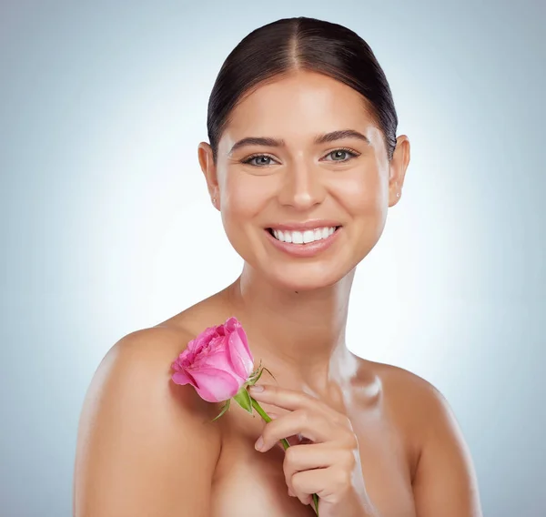 Retrato Una Mujer Sonriente Sosteniendo Rosa Rosada Mientras Posaba Topless —  Fotos de Stock
