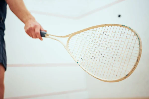Neznámý Atletický Squash Hráč Pomocí Rakety Trefit Míč Během Hry — Stock fotografie