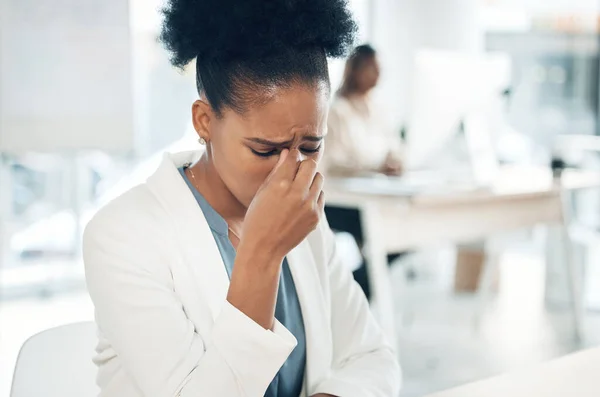 Mujer Negra Negocios Estrés Deprimida Oficina Con Dolor Cabeza Mala —  Fotos de Stock