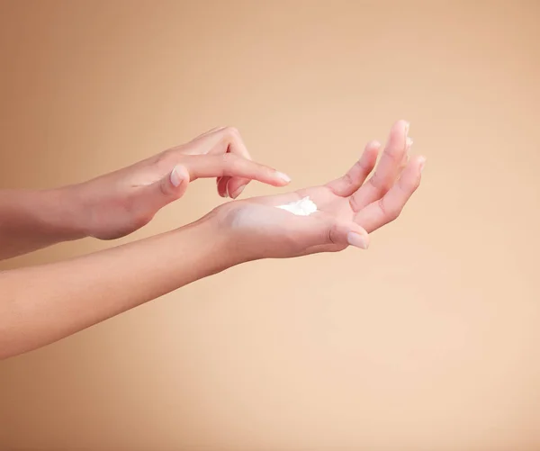 指甲和手掌 由女性模特用乳液 乳霜或乳膏进行护理 护肤或自我护理 在棕色工作室背景中隔绝的波兰 保湿和天然指甲或皮肤光泽 — 图库照片