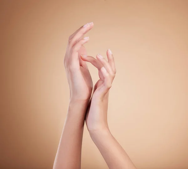 Eller Manikür Kadın Modelin Doğal Tırnakları Kozmetik Bakım Cilt Bakımı — Stok fotoğraf