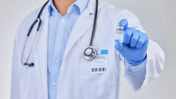 Aşı Tüpü Doktor Eller Stüdyoda Güvenlik Sağlık Ilaç Için Arka — Stok fotoğraf
