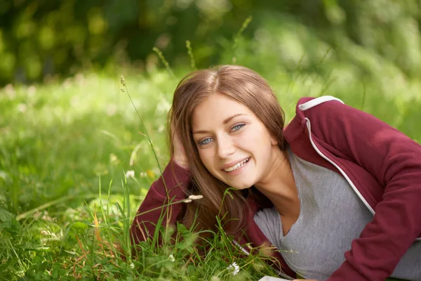 Dulce Encantadora Sonrisa Una Joven Encantadora Yaciendo Campo Verde Sonriendo —  Fotos de Stock