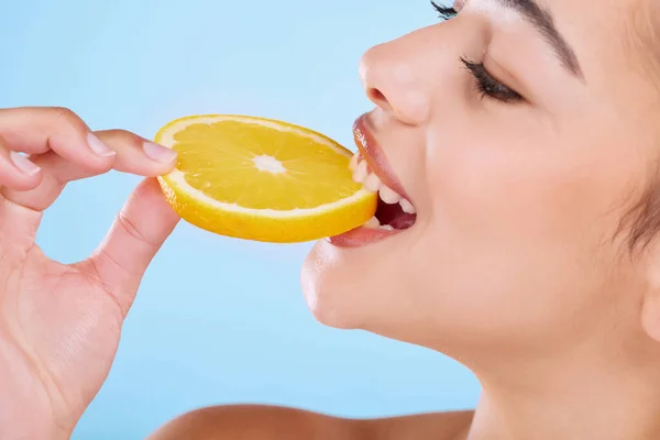 Lezzetli Olmak Portakalların Tek Iyi Yanı Değildir Çekici Bir Genç — Stok fotoğraf