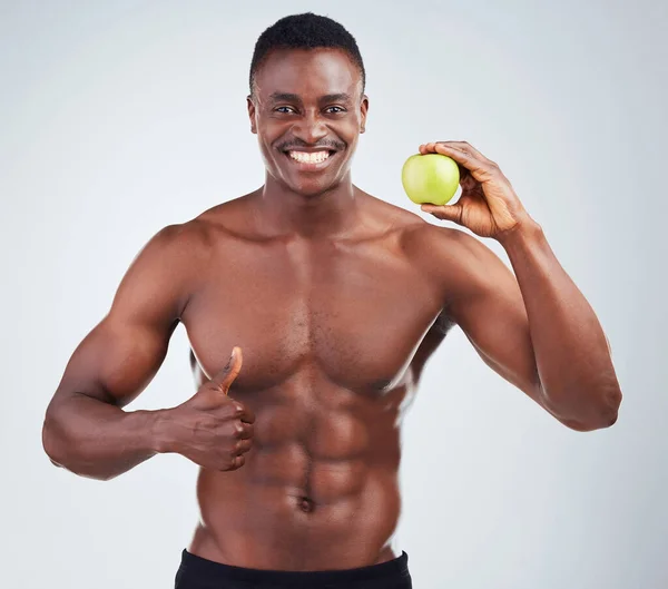Retrato Modelo Fitness Afroamericano Sonriente Posando Topless Con Una Manzana — Foto de Stock