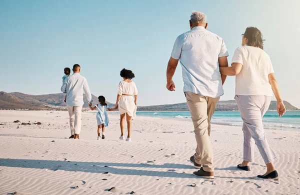 Tomados Mano Familia Playa Gente Caminan Unen Disfrutan Tiempo Juntos — Foto de Stock