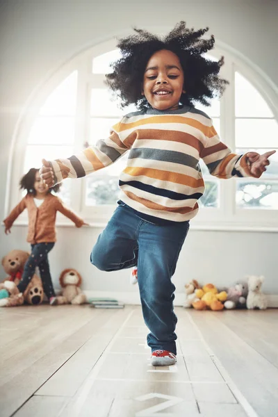 Hopscotch Felice Bambini Giocano Casa Divertendosi Divertendosi Rilassandosi Insieme Camera — Foto Stock