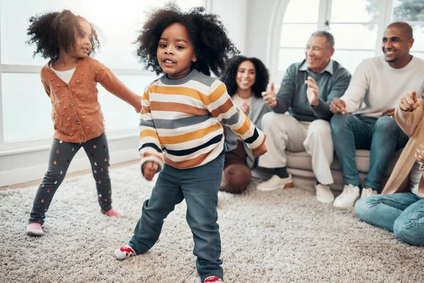 Família Grande Crianças Dançando Sala Estar Com Pais Avós Amor — Fotografia de Stock