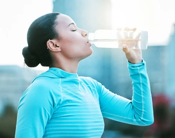 One Fit Young Mixed Race Woman Taking Rest Break Drink — Stock Photo, Image