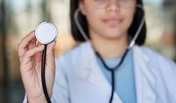 Opieka Zdrowotna Stetoskop Ręce Lekarza Słuchać Klinice Odnowy Biologicznej Opieki — Zdjęcie stockowe