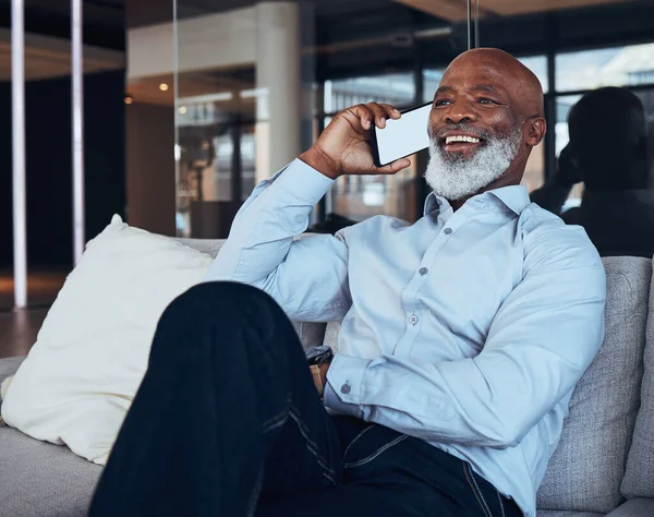 Teléfono Maqueta Llamada Hombre Negro Riendo Para Discusión Negocios Teléfono —  Fotos de Stock