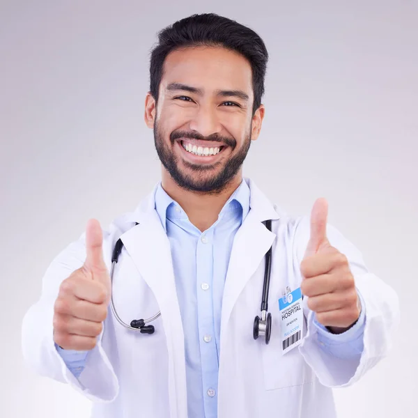健康上の成功の白い背景に隔離された人の医者の親指の肖像画 ありがとうとサービスのサポート 医療従事者やスタジオのアジア人の顔ではいとOkの手のサインのように — ストック写真