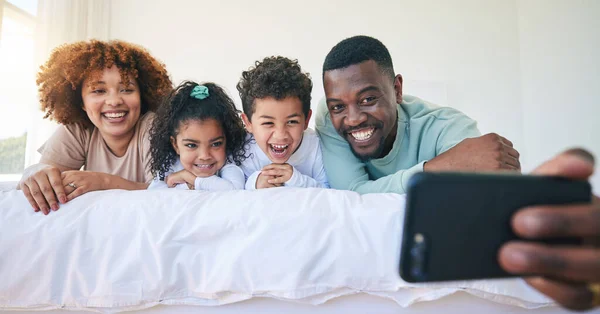 快乐的黑人家庭在牙买加度假期间的爱 卧室和自拍 放松或享受美好时光 父母和在床上的幼儿 母亲和父亲的早晨记忆照片 — 图库照片