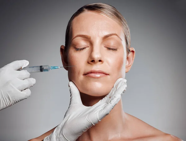 Schöne Reife Frau Bekommt Botox Injektion Studio Vor Grauem Hintergrund — Stockfoto