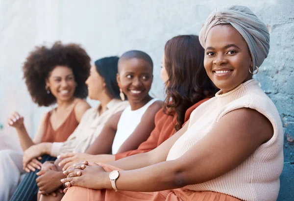 年轻的非洲裔美国女商人和她的同事在城外的墙上排成一排 与同事坐在户外时 黑人女性面带微笑 — 图库照片