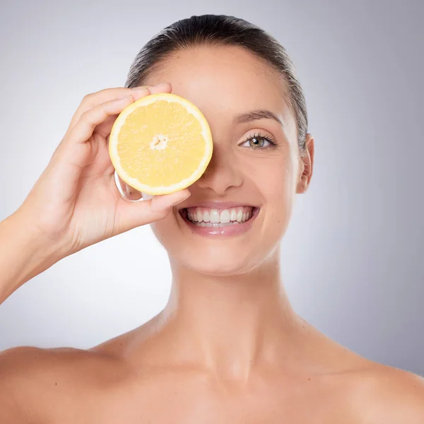 Cildine Ihtiyacı Olan Vitaminleri Ver Gri Bir Arka Planda Limon — Stok fotoğraf
