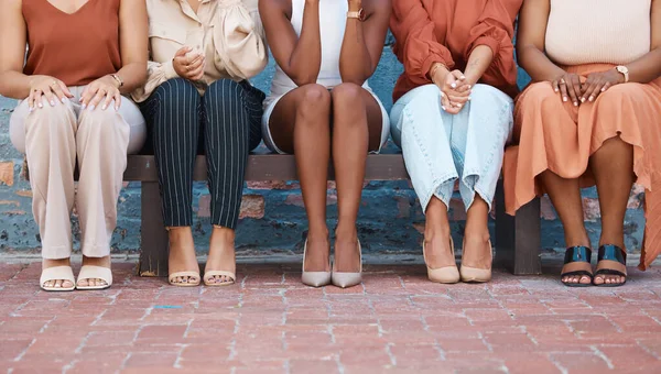 Eine Gruppe Von Fünf Formellen Geschäftsfrauen Sitzt Auf Einer Bank — Stockfoto