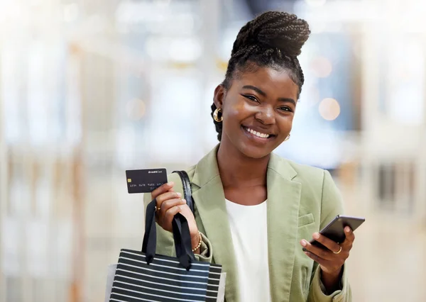 Cyfrowy Świat Ułatwia Życie Młoda Kobieta Korzystająca Smartfona Dokonywania Płatności — Zdjęcie stockowe