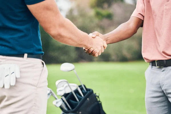 Nsanlar Ortaklık Için Sıkışma Golf Sporu Toplumda Güven Veya Birlik — Stok fotoğraf