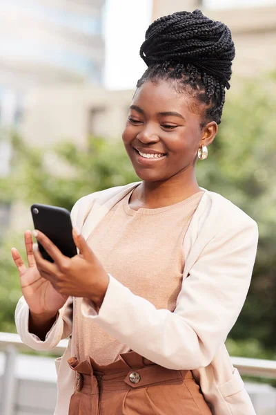 Millennial Zaken Met Millennial Technologie Een Aantrekkelijke Jonge Zakenvrouw Die — Stockfoto
