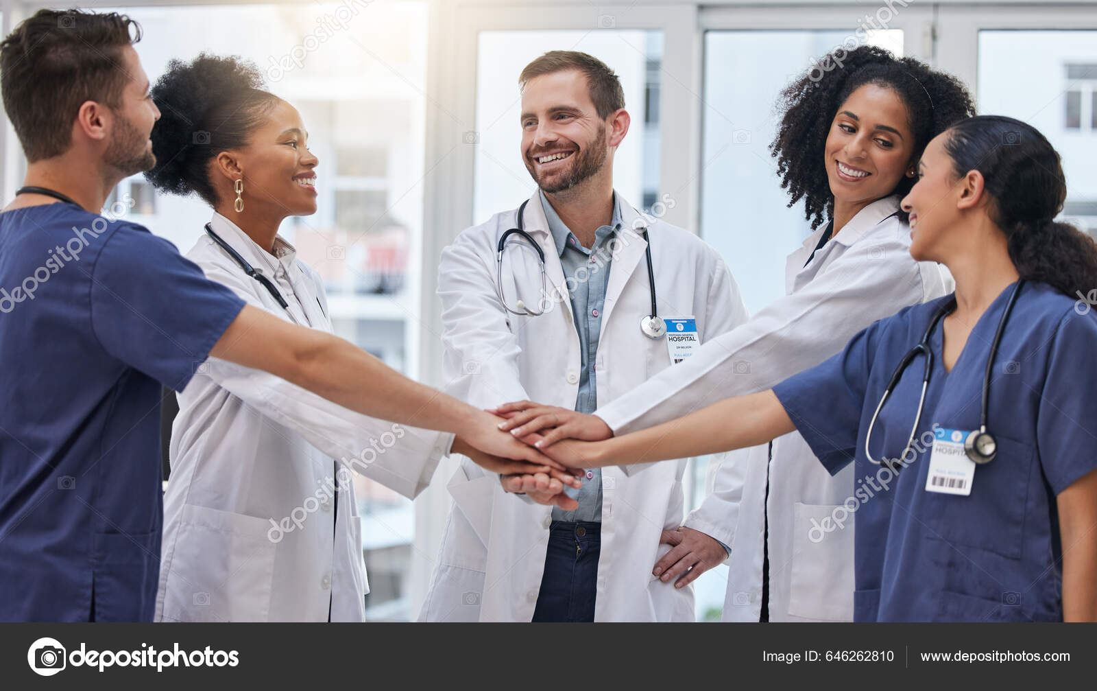 서비스 팀워크 그리고 간호사와 혁신을 지원하는 의사들이 있습니다 의료진은 병원에서 — 스톡 사진 © PeopleImages.com  #646262810, image size:1600x1007