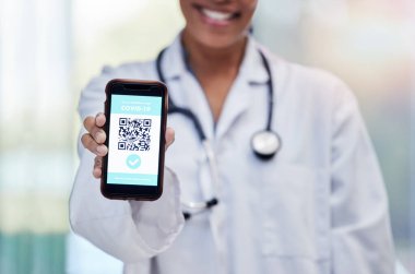 Sağlık hizmetleri için QR kodu olan bir doktor ya da cep telefonundan ulaşılamayan bir teknolojinin test sonuçları. El, akıllı telefon ve kadın tıbbi ya da tıp uzmanı..