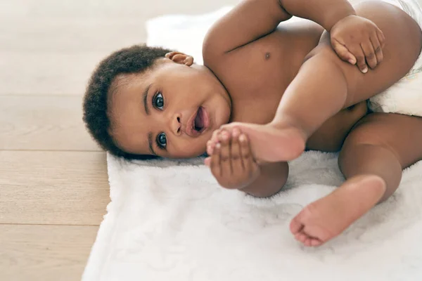 赤ちゃん 黒の子供は 新生児が家 保育園 または家の床でリラックスし オムツが足で遊んでいます 可愛くて可愛くて罪のない小さな子供開発中の幸せ — ストック写真