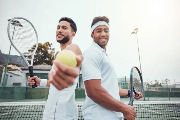 Двох Етнічних Тенісистів Які Тримають Запрошують Грати Придворну Гру Усміхнена — стокове фото