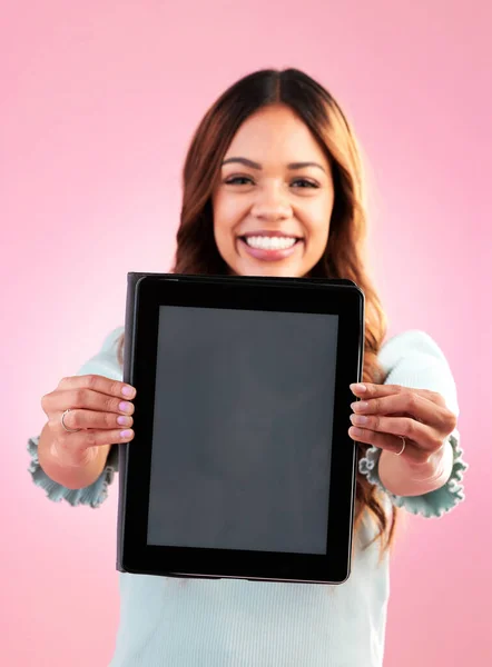 Portre Eller Tablet Ekranlı Bir Kadın Pembe Arka Planda Izole — Stok fotoğraf