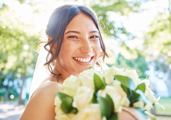 Close Stunning Bride Smiling While Holding Bouquet White Roses Standing — Stock Photo, Image