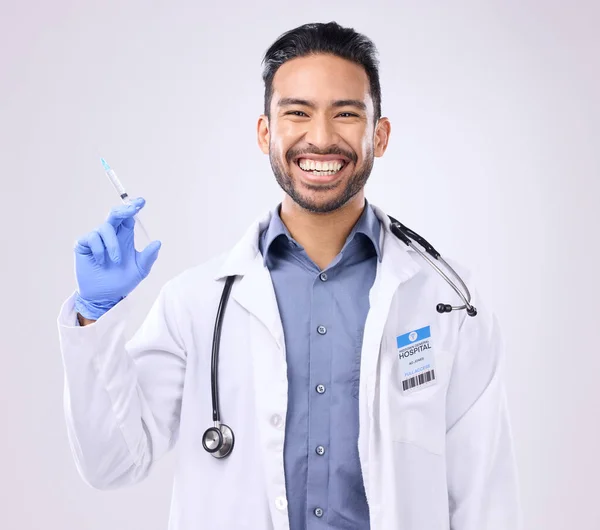Portret Medyczny Szczęśliwy Człowiek Lekarz Strzykawką Igłą Szczepionki Lub Lekiem — Zdjęcie stockowe