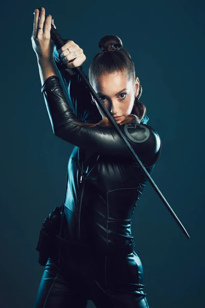 Frau Kriegerin Und Vigilante Cosplay Mit Schwert Für Gefährliche Schlachten — Stockfoto