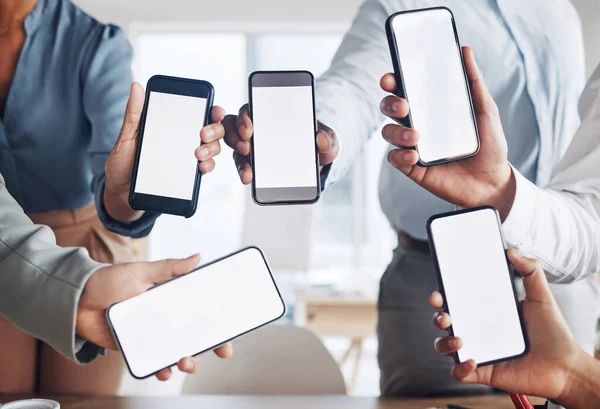 Adamları Eller Telefon Ekranı Ofis Ağı Reklam Dijital Pazarlamada Modellendi — Stok fotoğraf