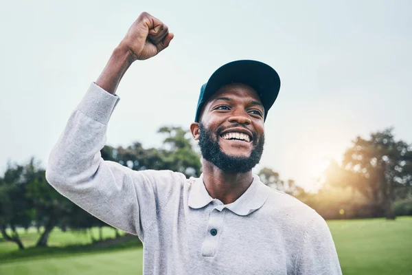 スポーツマン ゴルフや顔に誇りと笑顔でフィールドやコースで屋外で勝利を祝う クラブでの成功 または同等の勝利を祝うために手で黒の男性選手やゴルファー — ストック写真