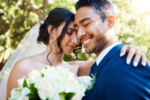 Любящие Невеста Жених Обнимаются Делятся Романтическим Моментом День Своей Свадьбы — стоковое фото