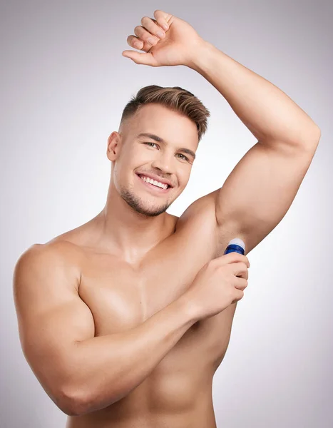Ładnie Pachnę Studyjne Ujęcie Młodego Mężczyzny Stosującego Dezodorant Szarym Tle — Zdjęcie stockowe