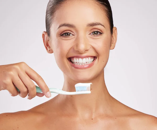 Beautiful Smile Makes Worthwhile Attractive Young Woman Brushing Her Teeth — Stock Photo, Image