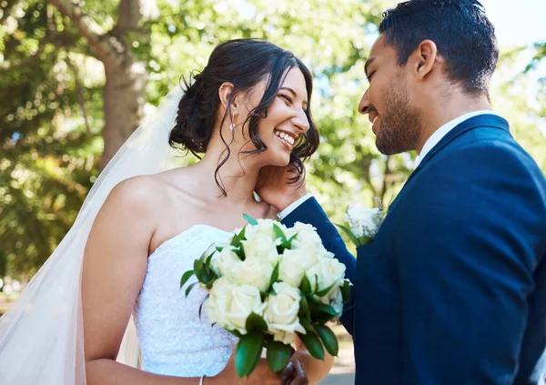 Casal Feliz Compartilhando Momento Seu Dia Casamento Noiva Noivo Sendo — Fotografia de Stock