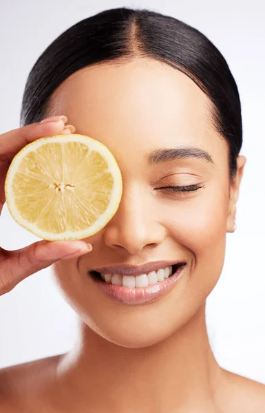 Limonlar Vitamini Açısından Çok Zengindir Beyaz Arka Planda Limonla Poz — Stok fotoğraf
