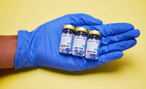Son Bulguları Bekliyorum Sarı Arka Planda Aşı Tüpleri Tutan Tanınmayan — Stok fotoğraf