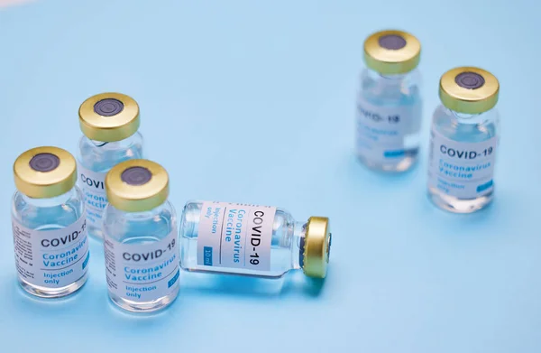 Нужно Время Найти Правильное Лекарство Студийный Снимок Вакцинных Тюбиков Голубом — стоковое фото